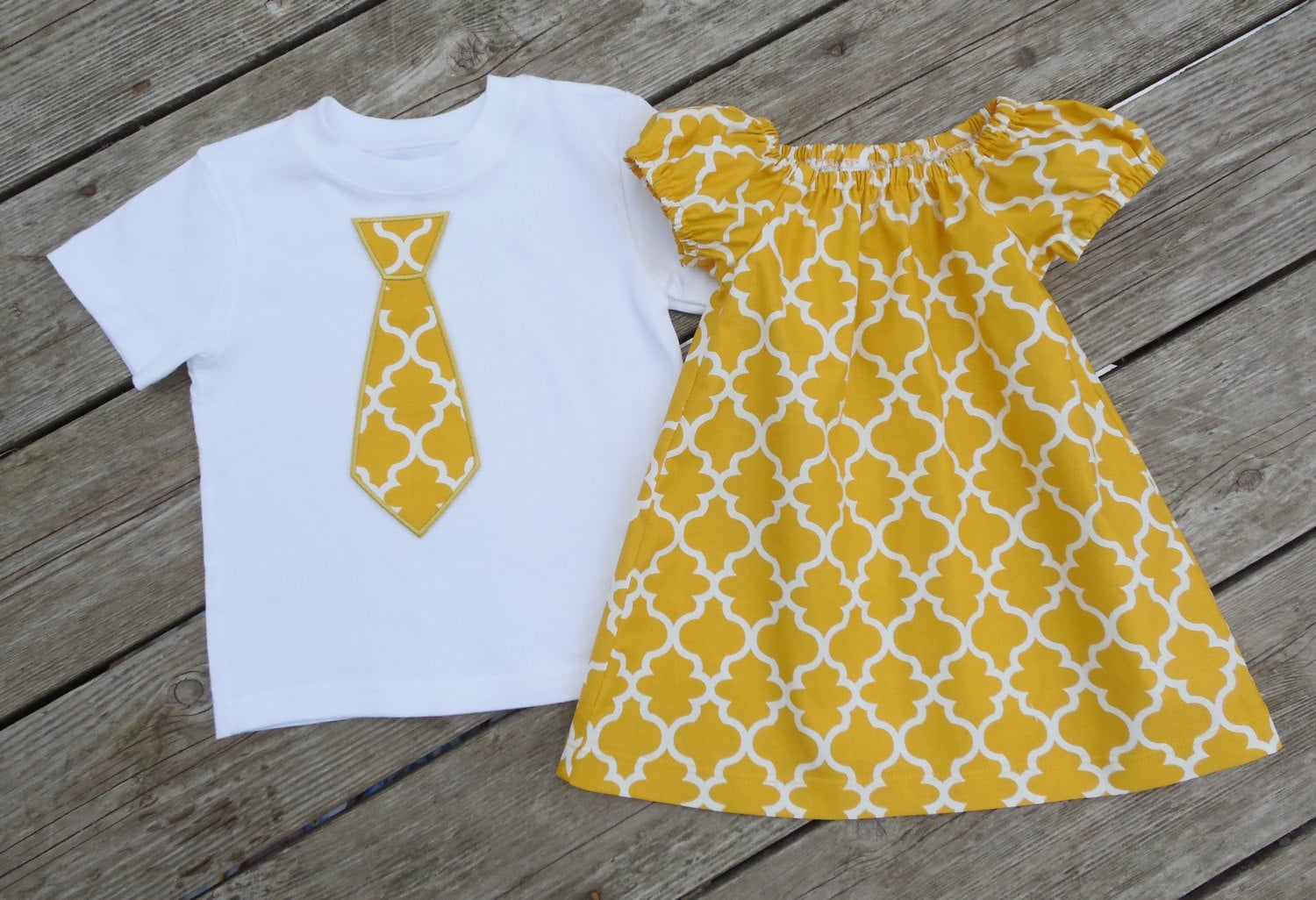 Bruder Und Schwester Passende Outfits - Mädchen Senfgelb Quatrefoil Bauern Kleid Mit Applizierte Krawatte Shirt Bruder Und Schwester Passende Outfits - Mädchen Senfgelb Quatrefoil Bauern Kleid Mit Applizierte Krawatte Shirt von Livanni