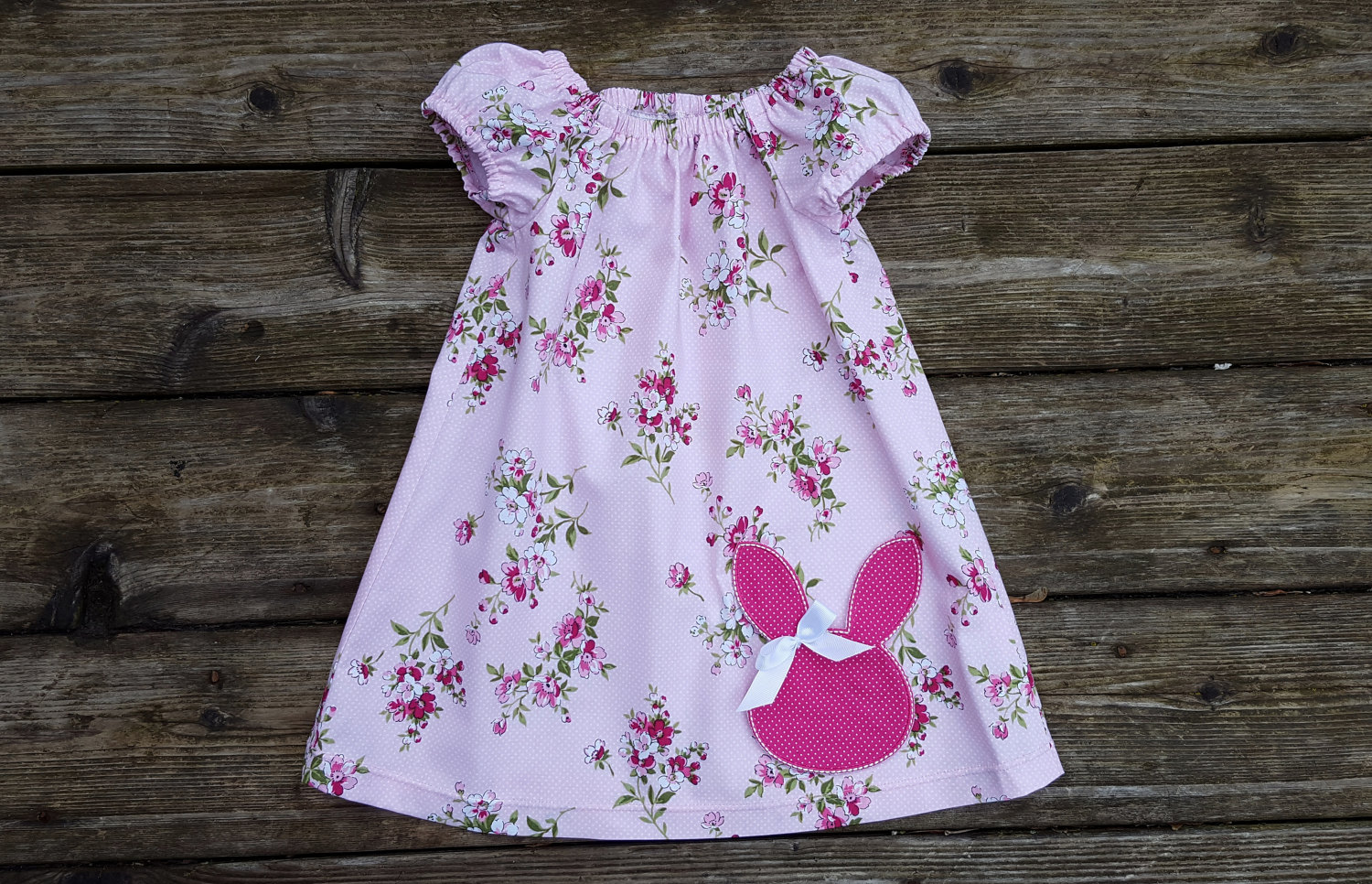 Helles Rosa Shabby Chic Blumen Mit Häschen Applikation Bauernkleid, Mädchenkleid, Mädchenkleidung, Osterkleid, Osterkleidung, Frühlingskleid Helles Rosa Shabby Chic Blumen Mit Häschen Applikation Bauernkleid, Mädchenkleid, Mädchenkleidung, Osterkleid, Osterkleidung, Frühlingskleid von Livanni