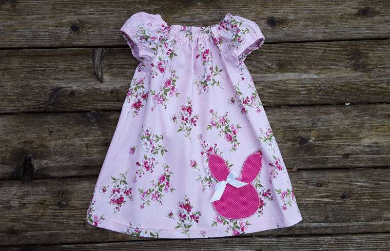 Helles Rosa Shabby Chic Blumen Mit Häschen Applikation Bauernkleid, Mädchenkleid, Mädchenkleidung, Osterkleid, Osterkleidung, Frühlingskleid Helles Rosa Shabby Chic Blumen Mit Häschen Applikation Bauernkleid, Mädchenkleid, Mädchenkleidung, Osterkleid, Osterkleidung, Frühlingskleid von Livanni