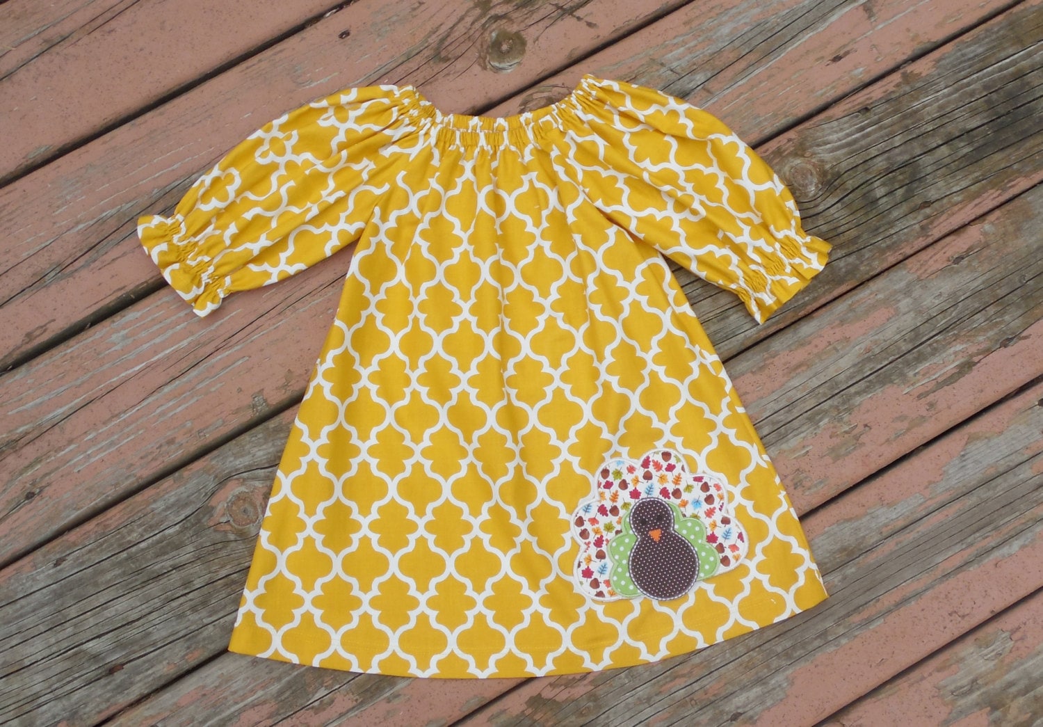 Mädchen Thanksgiving Kleid, Truthahn Senf Quatrefoil Mit Applikation Mädchen Thanksgiving Kleid, Truthahn Senf Quatrefoil Mit Applikation von Livanni