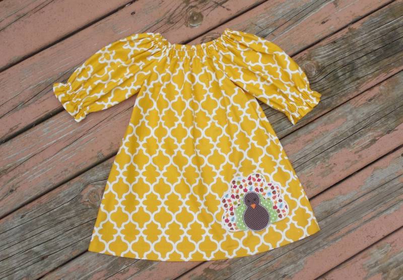 Mädchen Thanksgiving Kleid, Truthahn Senf Quatrefoil Mit Applikation von Livanni