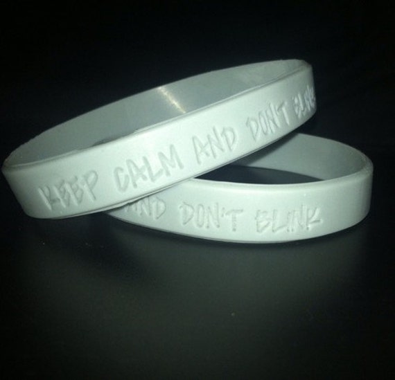 Doctor Who Armband - "Keep Calm & Don't Blink" von LiveAdorkably