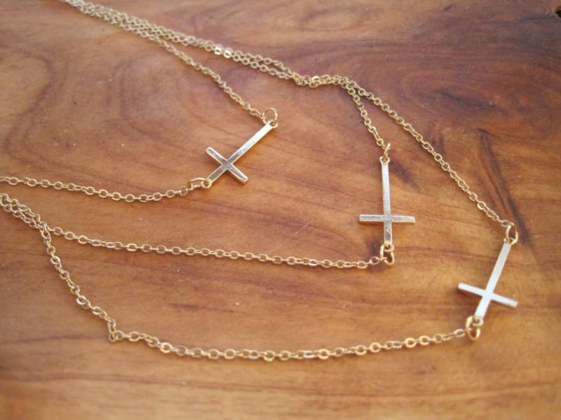 Gold Kreuz Halskette - Layered Horizontales Gold Kreuz Halskette - Layered Horizontales von LiveCoastal