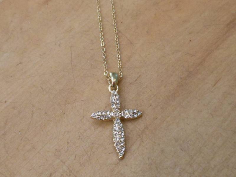 Gold Kreuz Halskette - Strass Gold Kreuz Halskette - Strass von LiveCoastal