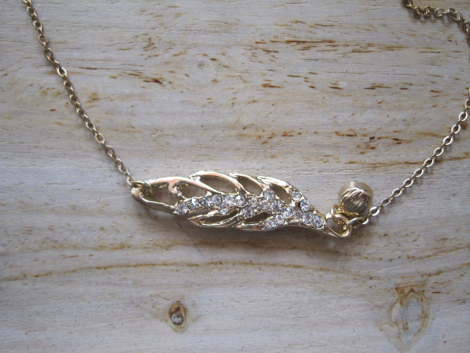 Gold Strass Besetzte Feder Halskette - Feather Gold Strass Besetzte Feder Halskette - Feather von LiveCoastal