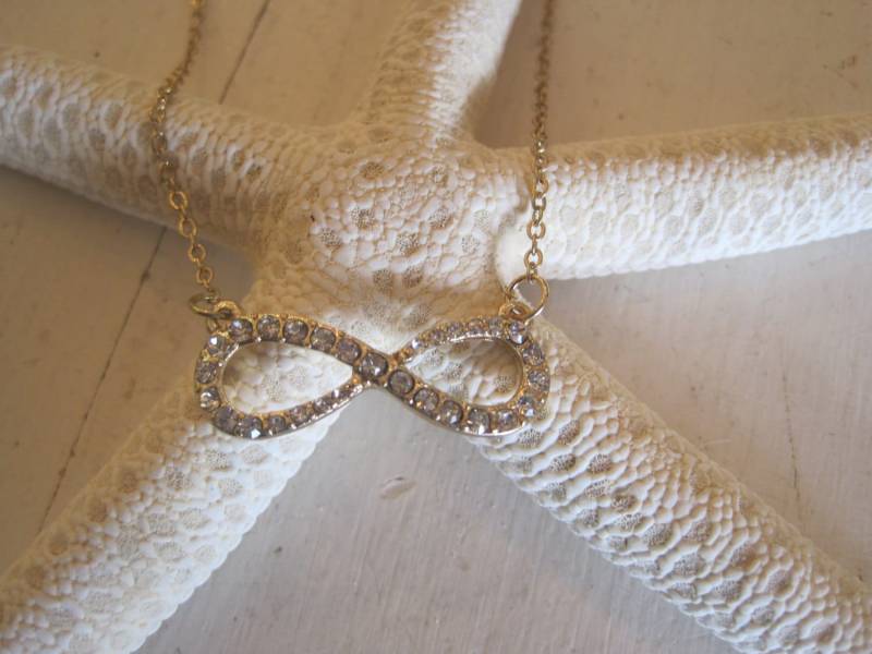Gold Strass Infinity Halskette - Mittelgroß Gold Strass Infinity Halskette - Mittelgroß von LiveCoastal