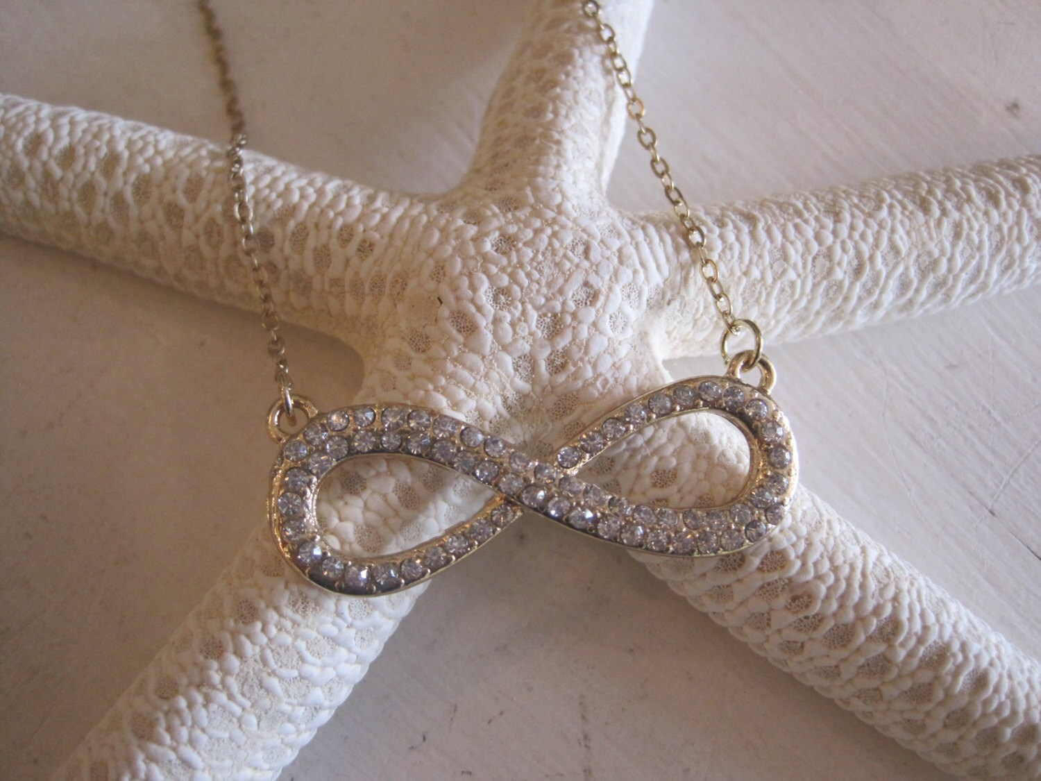 Große Gold Strass Infinity Kette Große Gold Strass Infinity Kette von LiveCoastal