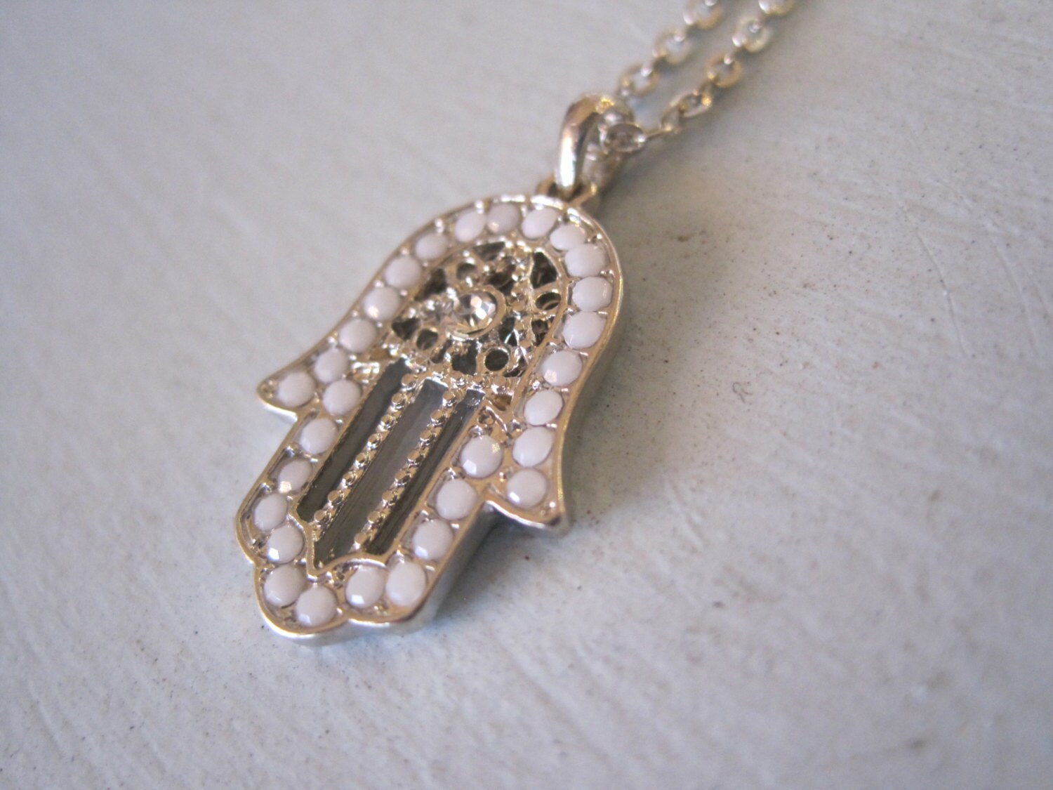 Hamsa Hand Halskette - Weisse Perlen Silber Weiss Und Hamsa Hand Halskette - Weisse Perlen Silber Weiss Und von LiveCoastal