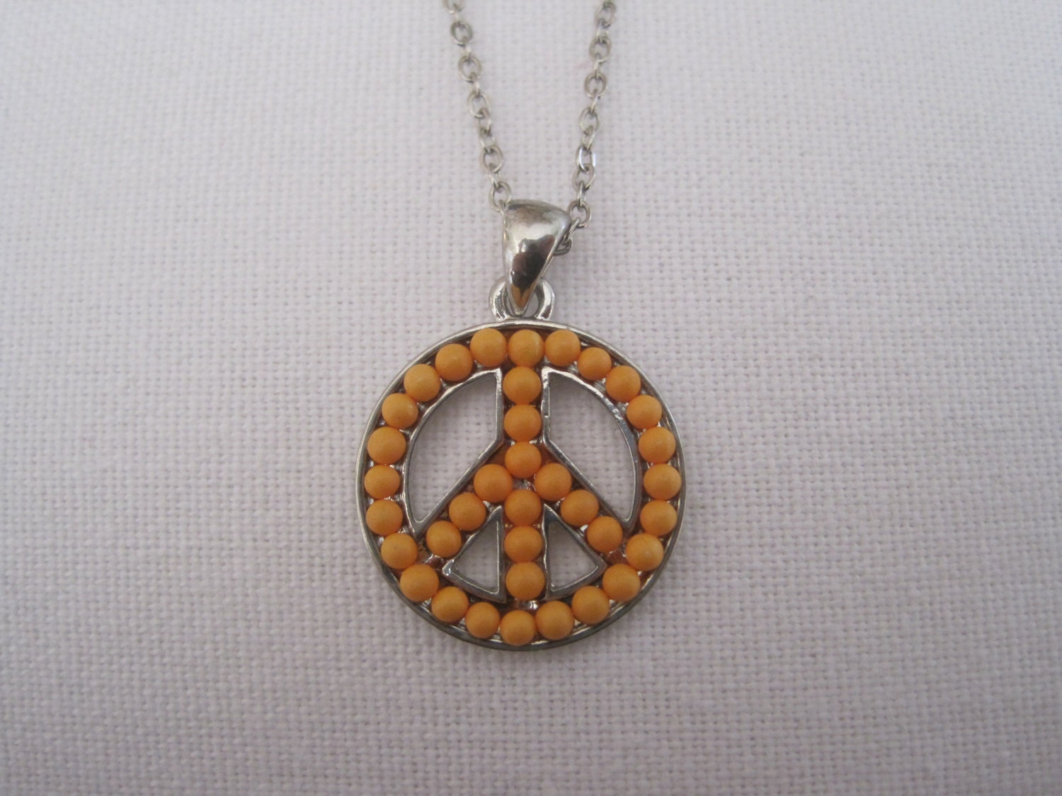 Peace Zeichen Halskette - Orange Perlen Peace Zeichen Halskette - Orange Perlen von LiveCoastal