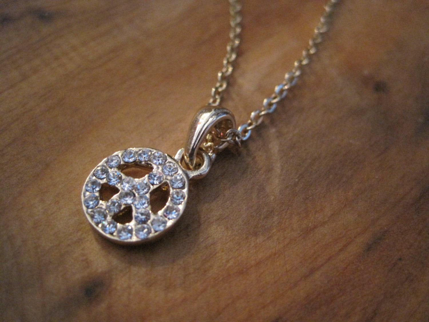 Peace-Zeichen Strass-Halskette - Gold Peace-Zeichen Strass-Halskette - Gold von LiveCoastal