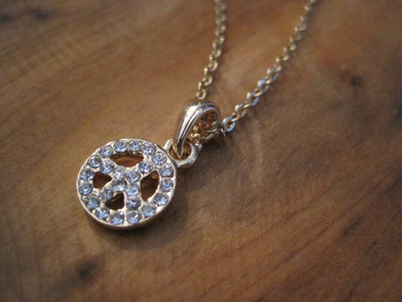 Peace-Zeichen Strass-Halskette - Gold Peace-Zeichen Strass-Halskette - Gold von LiveCoastal