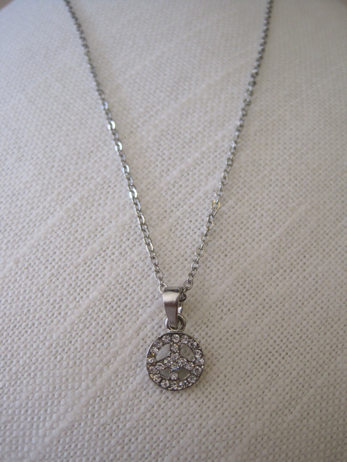 Peace-Zeichen Strass-Halskette - Silber Peace-Zeichen Strass-Halskette - Silber von LiveCoastal