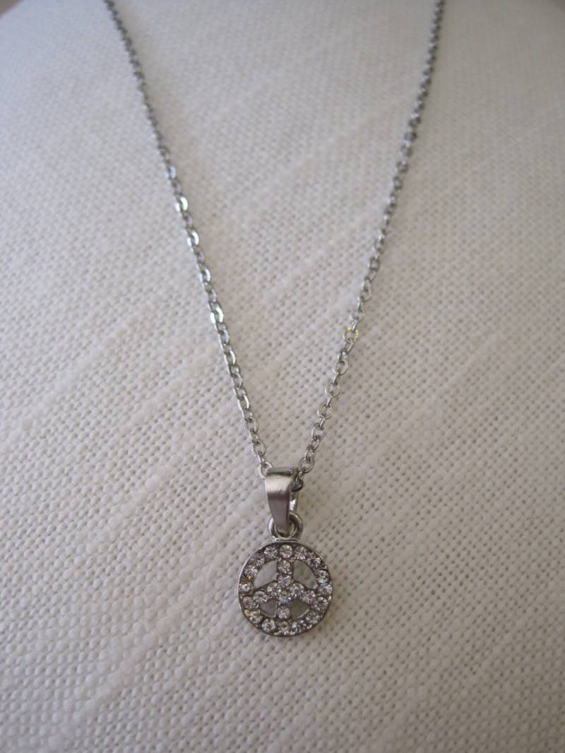 Peace-Zeichen Strass-Halskette - Silber Peace-Zeichen Strass-Halskette - Silber von LiveCoastal