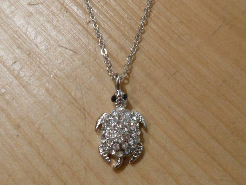 Schildkröten-Halskette - Kleine Silberne Meeresschildkröten-Halskette Rhinestone-Schildkröten-Halskette Schildkröten-Halskette - Kleine Silberne Meeresschildkröten-Halskette Rhinestone-Schildkröten-Halskette von LiveCoastal