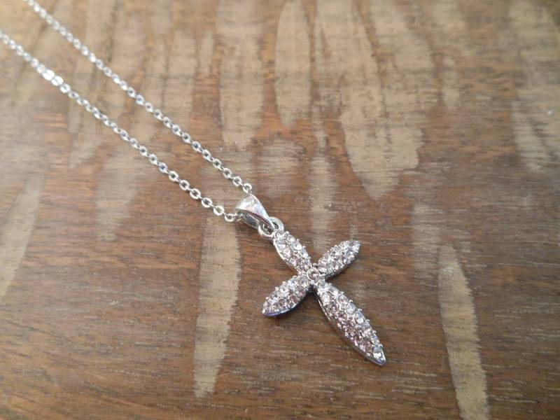 Silber Kreuz Halskette - Strass von LiveCoastal