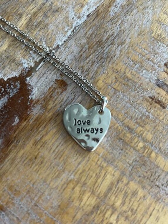 "Silber "Love Immer" Halskette - Herzförmige Silber Medaillon Sentiment Schmuck." "Silber "Love Immer" Halskette - Herzförmige Silber Medaillon Sentiment Schmuck." von LiveCoastal