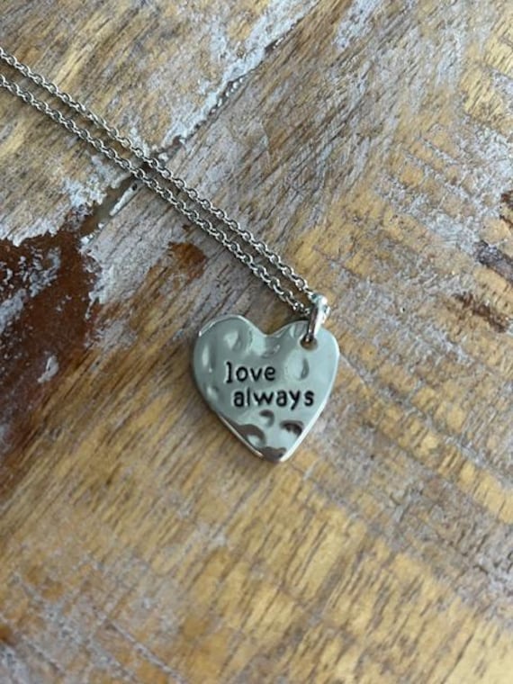"Silber "Love Immer" Halskette - Herzförmige Silber Medaillon Sentiment Schmuck." "Silber "Love Immer" Halskette - Herzförmige Silber Medaillon Sentiment Schmuck." von LiveCoastal