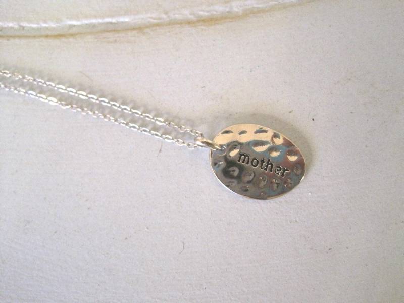 Silber "Mutter" Halskette - Oval Medaillon "Mutter" Sentiment Schmuck." von LiveCoastal