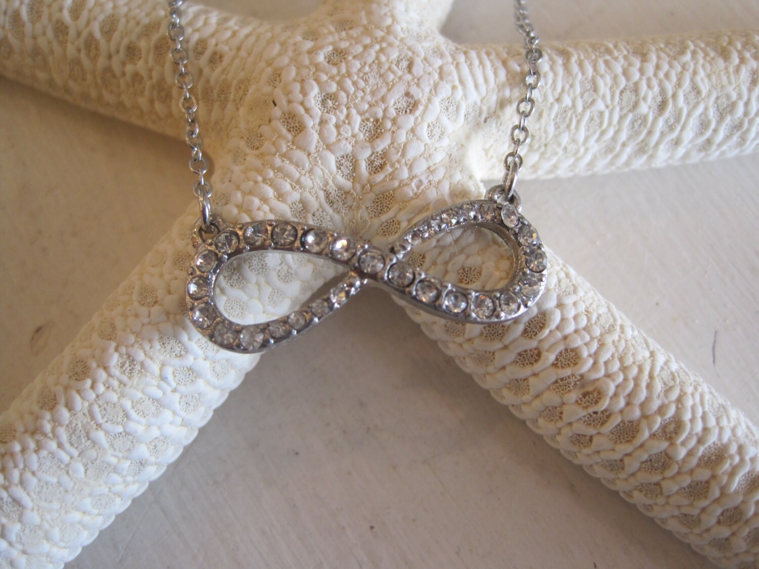 Silber Strass Infinity Kette - Mittelgroß Silber Strass Infinity Kette - Mittelgroß von LiveCoastal