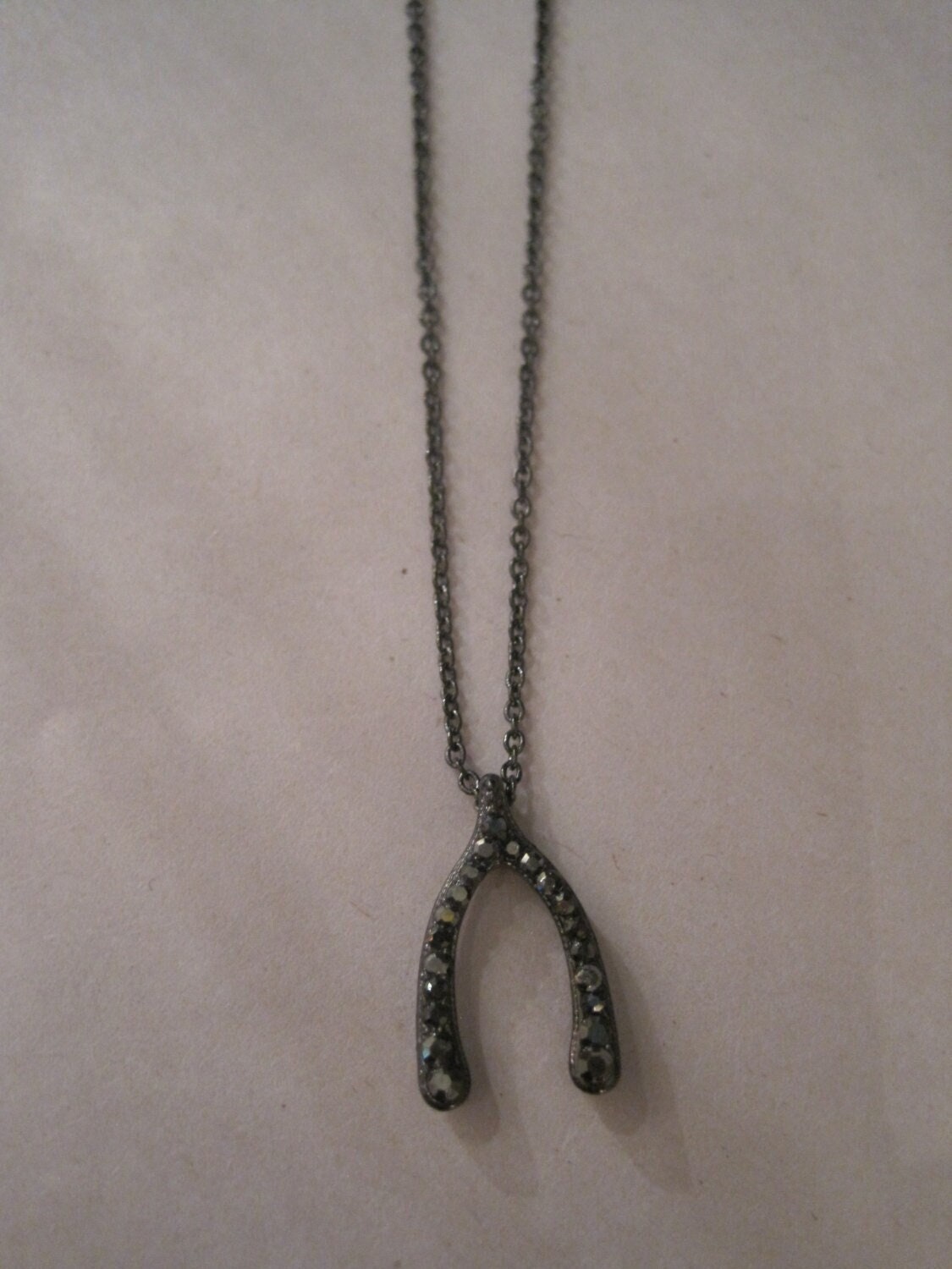 Wishbone Halskette - Smoky Anhänger Strass Hämatit Wunsch Wishbone Halskette - Smoky Anhänger Strass Hämatit Wunsch von LiveCoastal