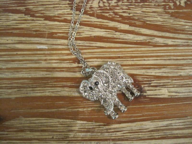 strass Silber Große Elefant Halskette - Mit Kristallen Schmuck strass Silber Große Elefant Halskette - Mit Kristallen Schmuck von LiveCoastal