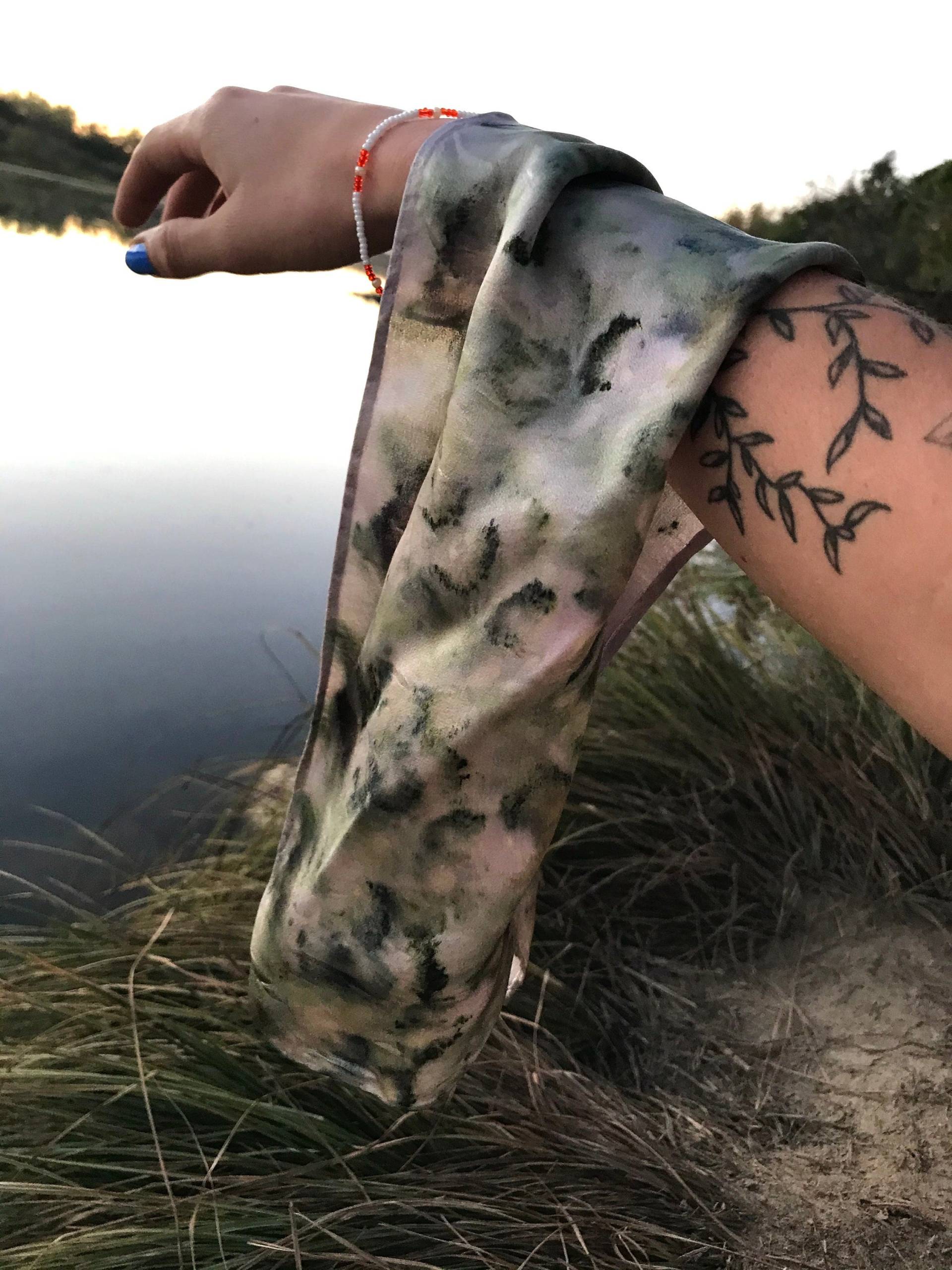 Lila Blumen Seidenschal Aus Satin/Pflanzengefärbte Seide Pflanzengefärbte Haarseide Lila Blumen Seidenschal Aus Satin/Pflanzengefärbte Seide Pflanzengefärbte Haarseide von LiveFreeOrDyee