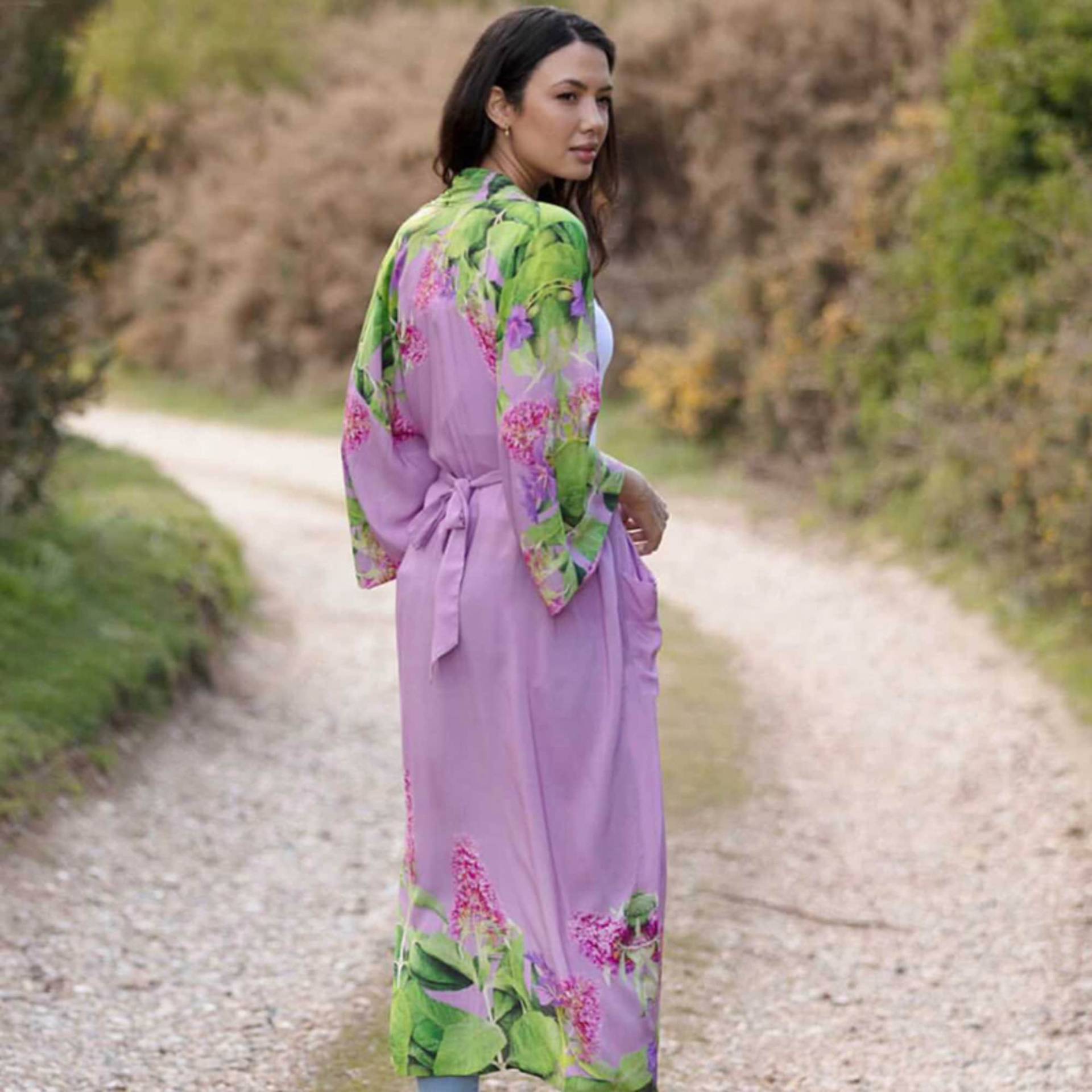 Sommerflieder Kunstdruck Lange Kimono Robe von LiveLAGOM