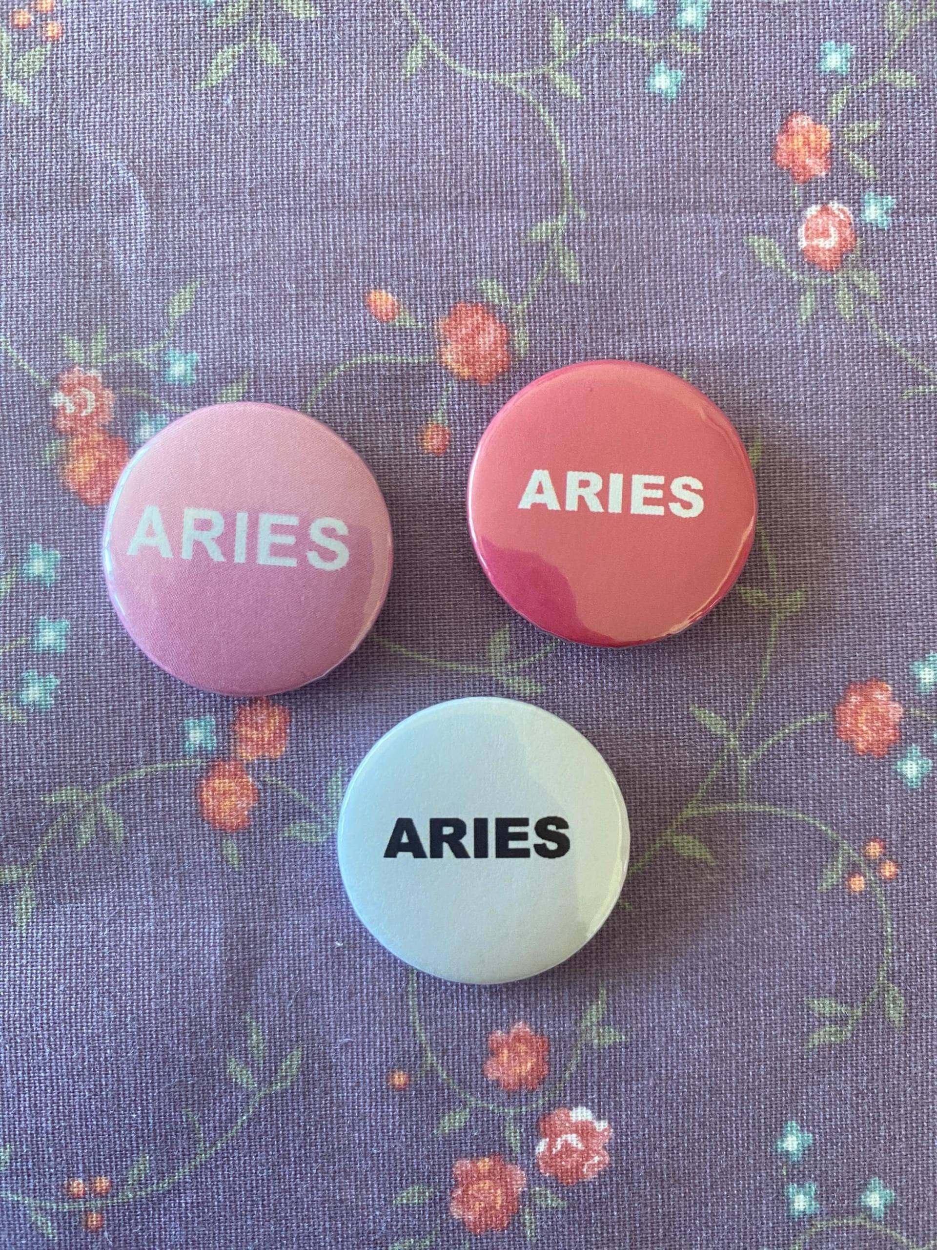 Aries 1-Zoll-sternzeichen Astrologie Badge Verschiedene Farben Aries 1-Zoll-sternzeichen Astrologie Badge Verschiedene Farben von LiveLaughGuillotine