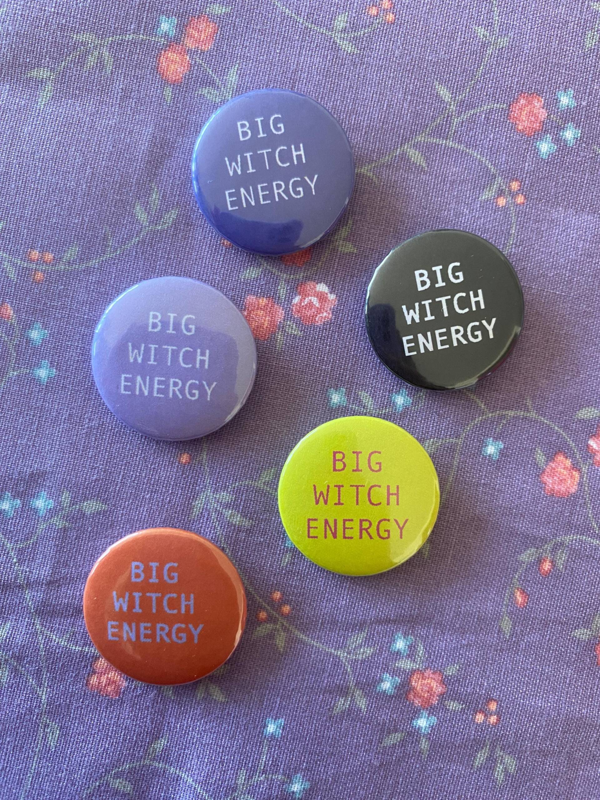 Big Witch Energy 2, 5 cm Anstecker Big Witch Energy 2, 5 cm Anstecker von LiveLaughGuillotine