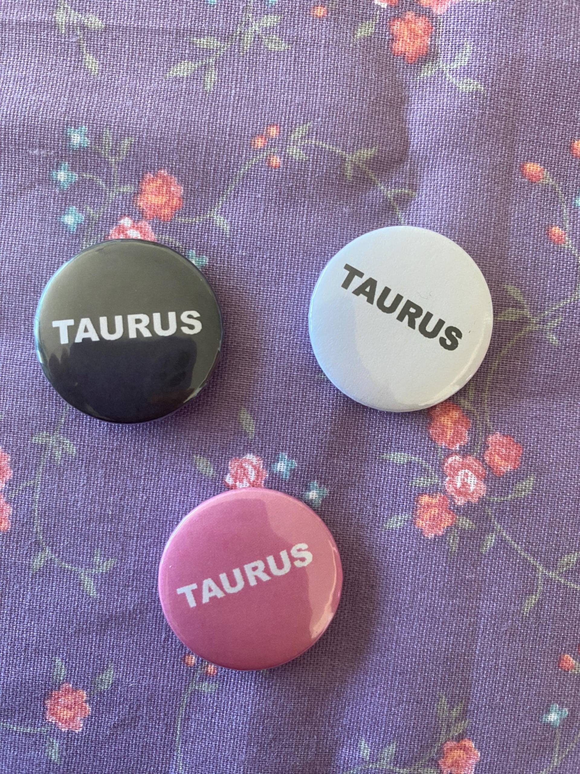 Taurus Astrologie Babe 1 Inch Yellow Badge Button Taurus Astrologie Babe 1 Inch Yellow Badge Button von LiveLaughGuillotine