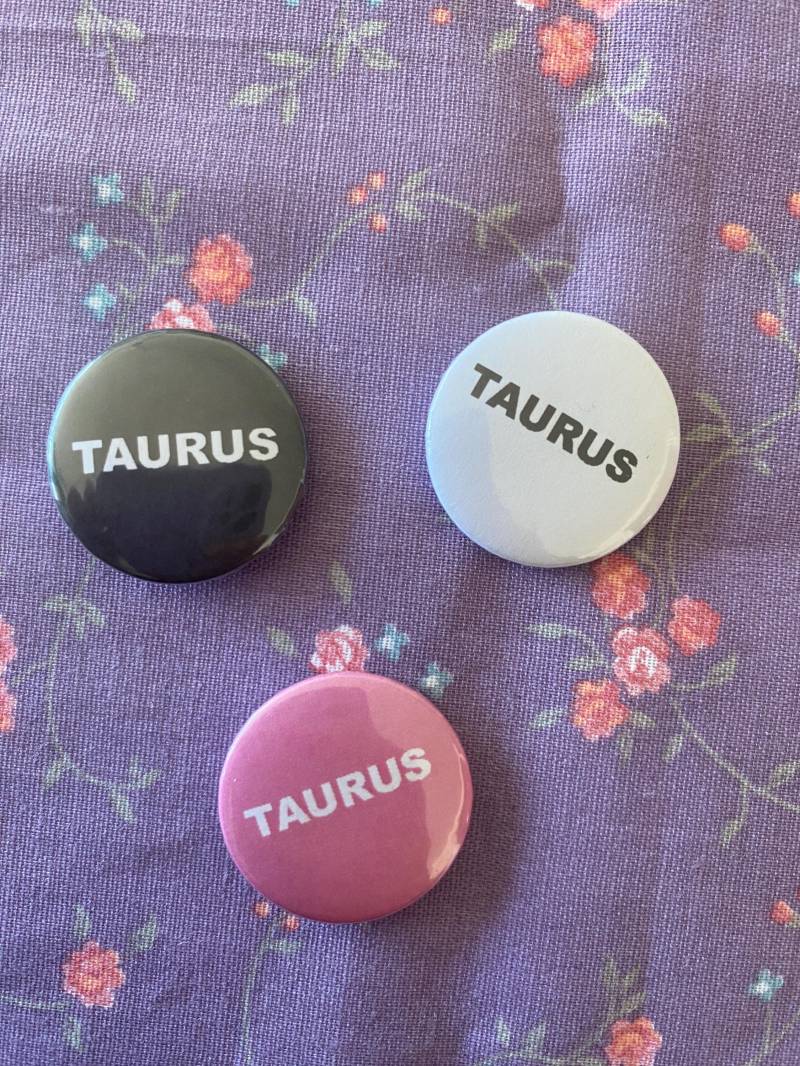 Taurus Astrologie Babe 1 Inch Yellow Badge Button Taurus Astrologie Babe 1 Inch Yellow Badge Button von LiveLaughGuillotine
