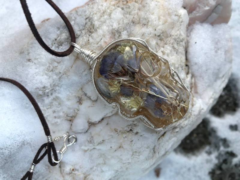 Kristalle N Wildblumen Erdschädel Halskette Kristalle N Wildblumen Erdschädel Halskette von LiveLoveCrystalShop