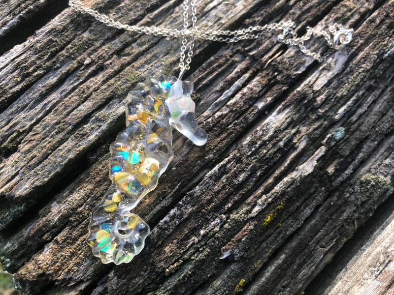 Meerpferd N Gold Harz Halskette Meerpferd N Gold Harz Halskette von LiveLoveCrystalShop