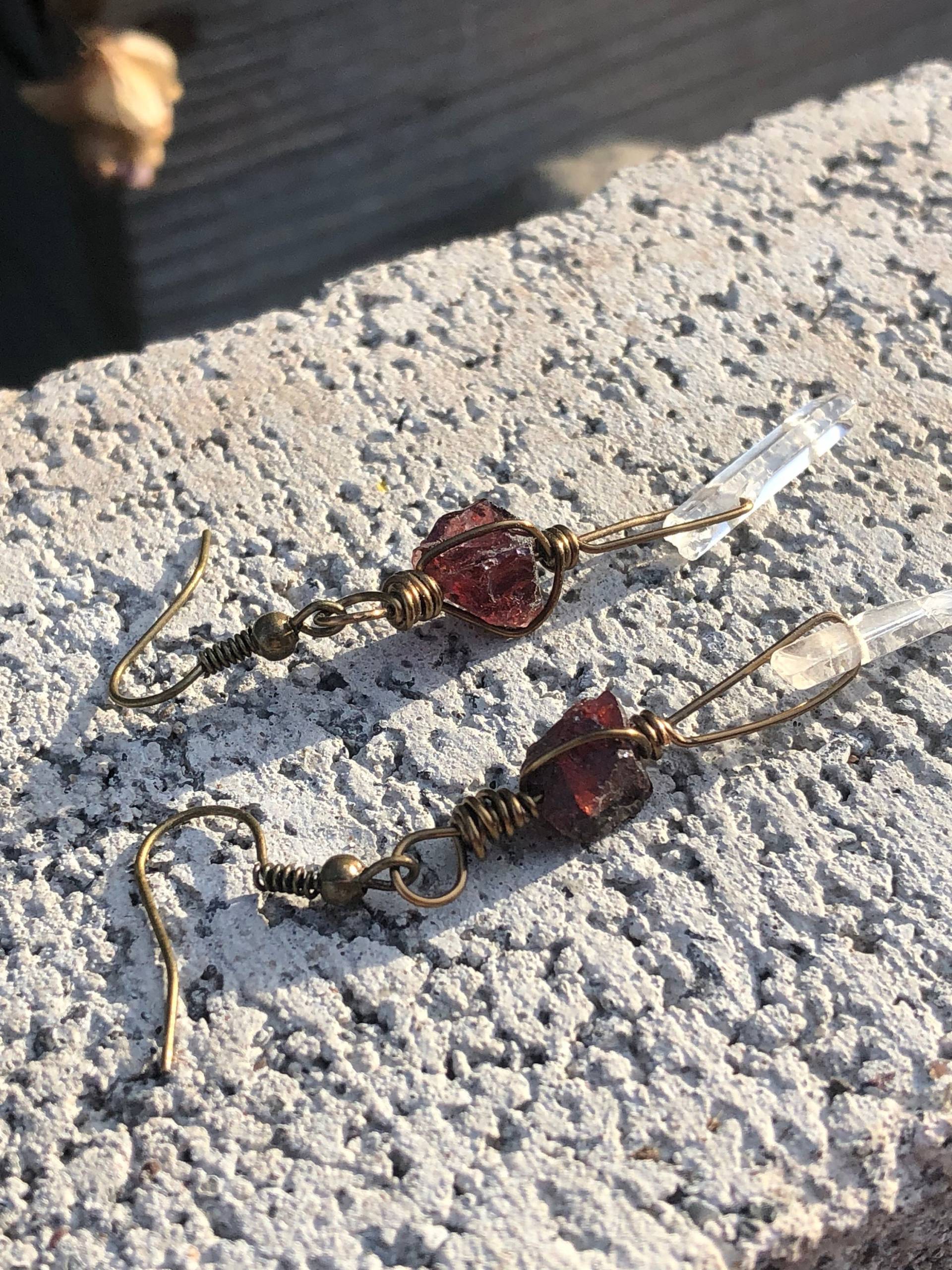 Roh Granat N Kristall Ohrringe Roh Granat N Kristall Ohrringe von LiveLoveCrystalShop