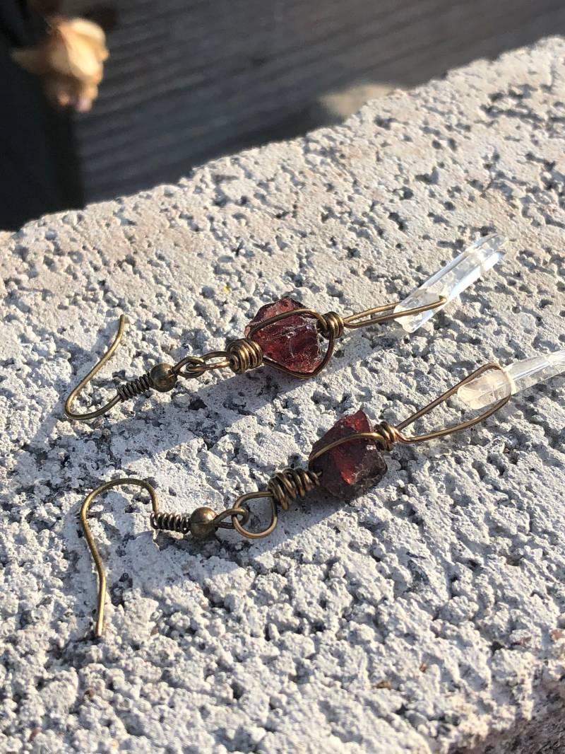 Roh Granat N Kristall Ohrringe Roh Granat N Kristall Ohrringe von LiveLoveCrystalShop