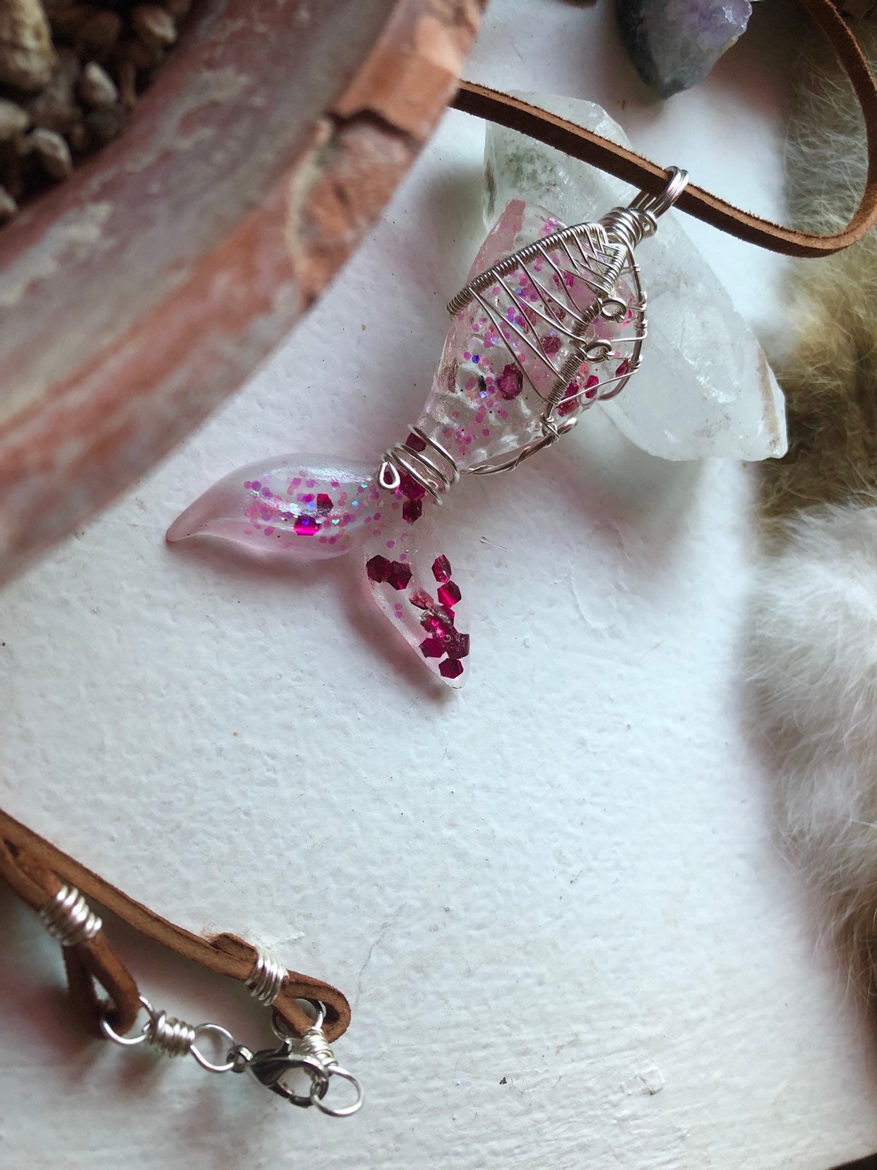 Rosa Perle Regenbogen Meerjungfrauenflosse Halskette Rosa Perle Regenbogen Meerjungfrauenflosse Halskette von LiveLoveCrystalShop