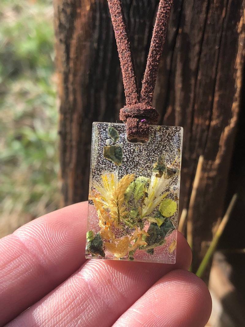 Saleserpentin N Wildblumen Harz Anhänger Saleserpentin N Wildblumen Harz Anhänger von LiveLoveCrystalShop