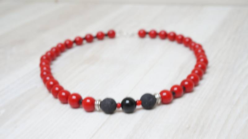 10 Mm Glasperle Herren Oder Damen Halskette, 18, 5 "/ 47 cm Unisex Rot Schwarz Lavastein Rocailles Schmuck Runde Hochzeit Braut Surfer Handgemacht von LivePastVintage
