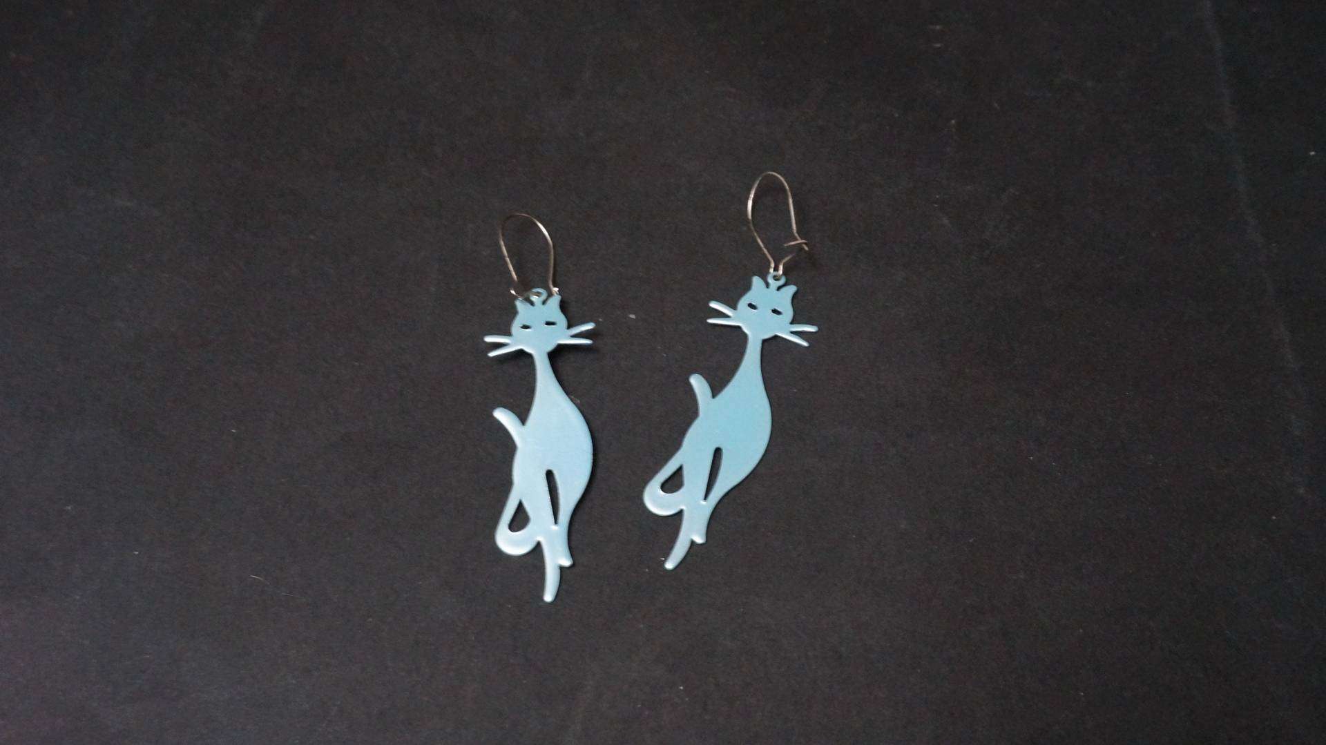 Blau Metallic Katze Lustige Baumeln Ohrringe, Schmuck Vintage Retro Diecut Metall Tier Handgemachte Figur Perle Perligen Sterben Schnitt Ausschnitt Blau Metallic Katze Lustige Baumeln Ohrringe, Schmuck Vintage Retro Diecut Metall Tier Handgemachte Figur Perle Perligen Sterben Schnitt Ausschnitt von LivePastVintage