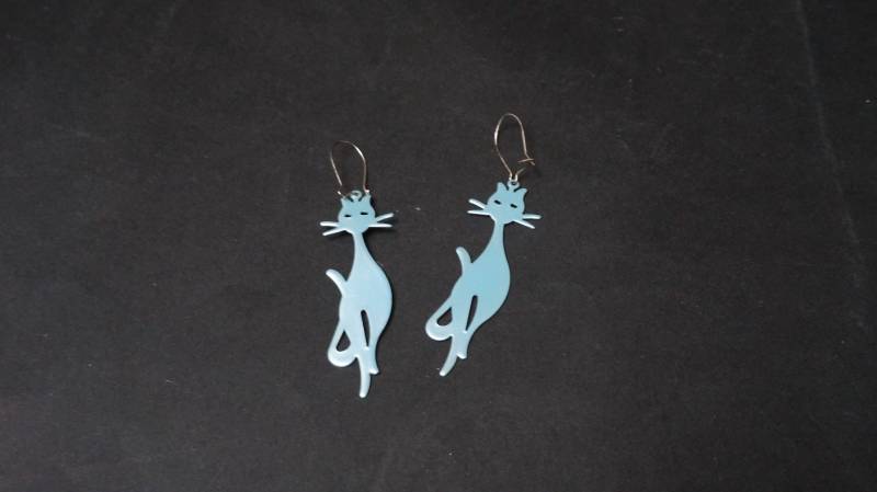 Blau Metallic Katze Lustige Baumeln Ohrringe, Schmuck Vintage Retro Diecut Metall Tier Handgemachte Figur Perle Perligen Sterben Schnitt Ausschnitt von LivePastVintage
