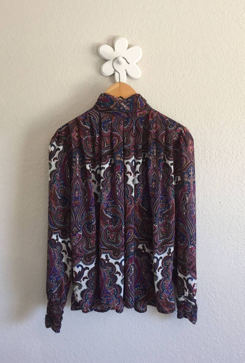 Damen Größe 8 - Vintage 90Er Jahre Lila Mosaik Paisley Print Langarm Rollkragenbluse ~ Tess Damen Größe 8 - Vintage 90Er Jahre Lila Mosaik Paisley Print Langarm Rollkragenbluse ~ Tess von LiveRentFree
