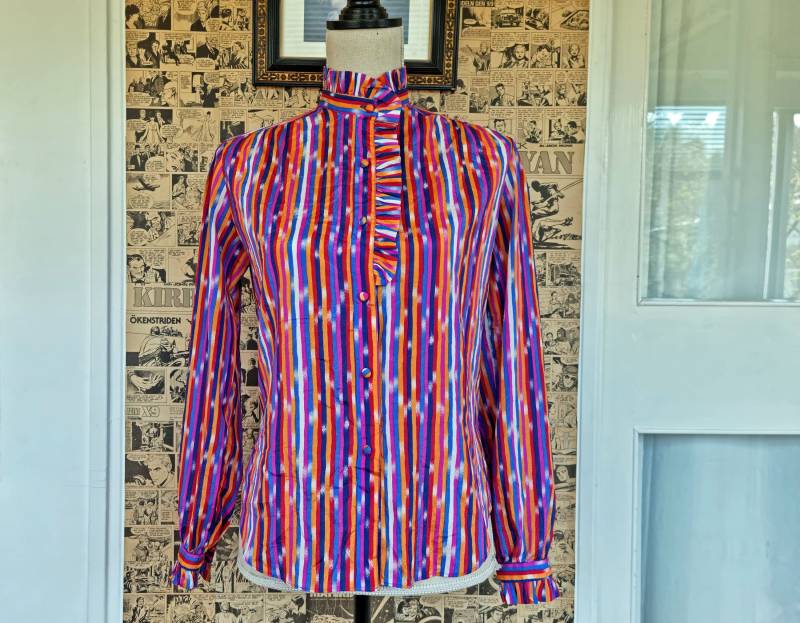 Regenbogen Streifen Vintage 1970Er Bluse Mit Rüschen von Liveitretro