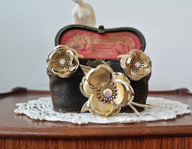 The Golden Rose Metall Strass Vintage 1950Er Jahre Brosche Und Ohrringe Set von Liveitretro