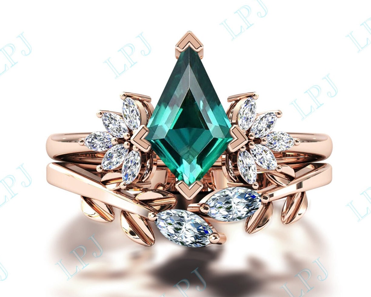 Drachenförmiger Smaragd Verlobungsring Set 14K Gold Frauen Drachen Ehering 2 Stück Jahrestag Ring von LiverpoolJewelry