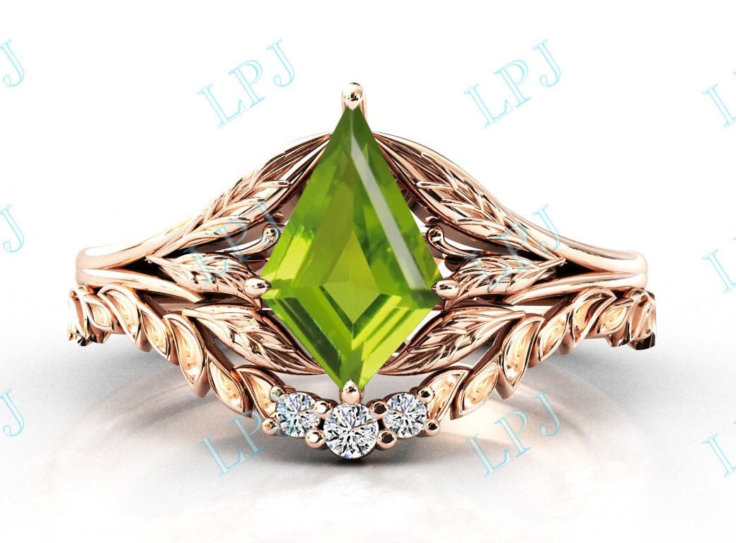 Kite Cut Peridot Verlobungsring Set Antik Shaped Ehering Für Frauen 14K Gold Vintage Braut 2 Stück Ring von LiverpoolJewelry