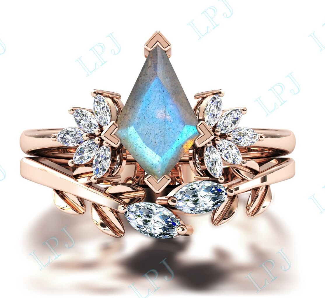 Kite Shaped Labradorit Verlobungsring Set 14K Gold Art Deco Frauen Ehering 2 Stück Ring Für Sie von LiverpoolJewelry