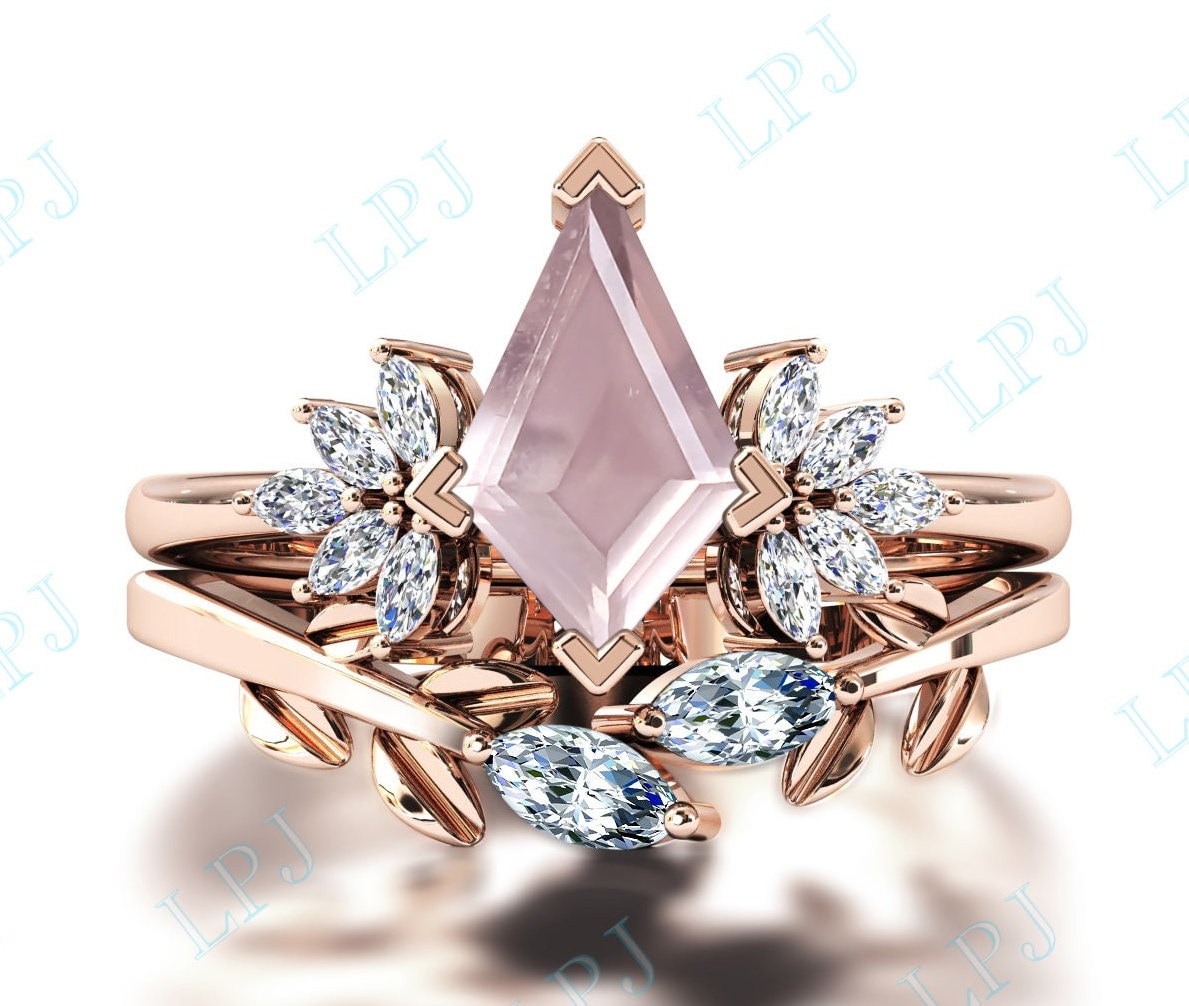 Rosenquarz Ehering Set 14K Gold Art Deco Verlobungsring Kite Cut Edelstein 2 Stück Ring Rosenquarz Ehering Set 14K Gold Art Deco Verlobungsring Kite Cut Edelstein 2 Stück Ring von LiverpoolJewelry