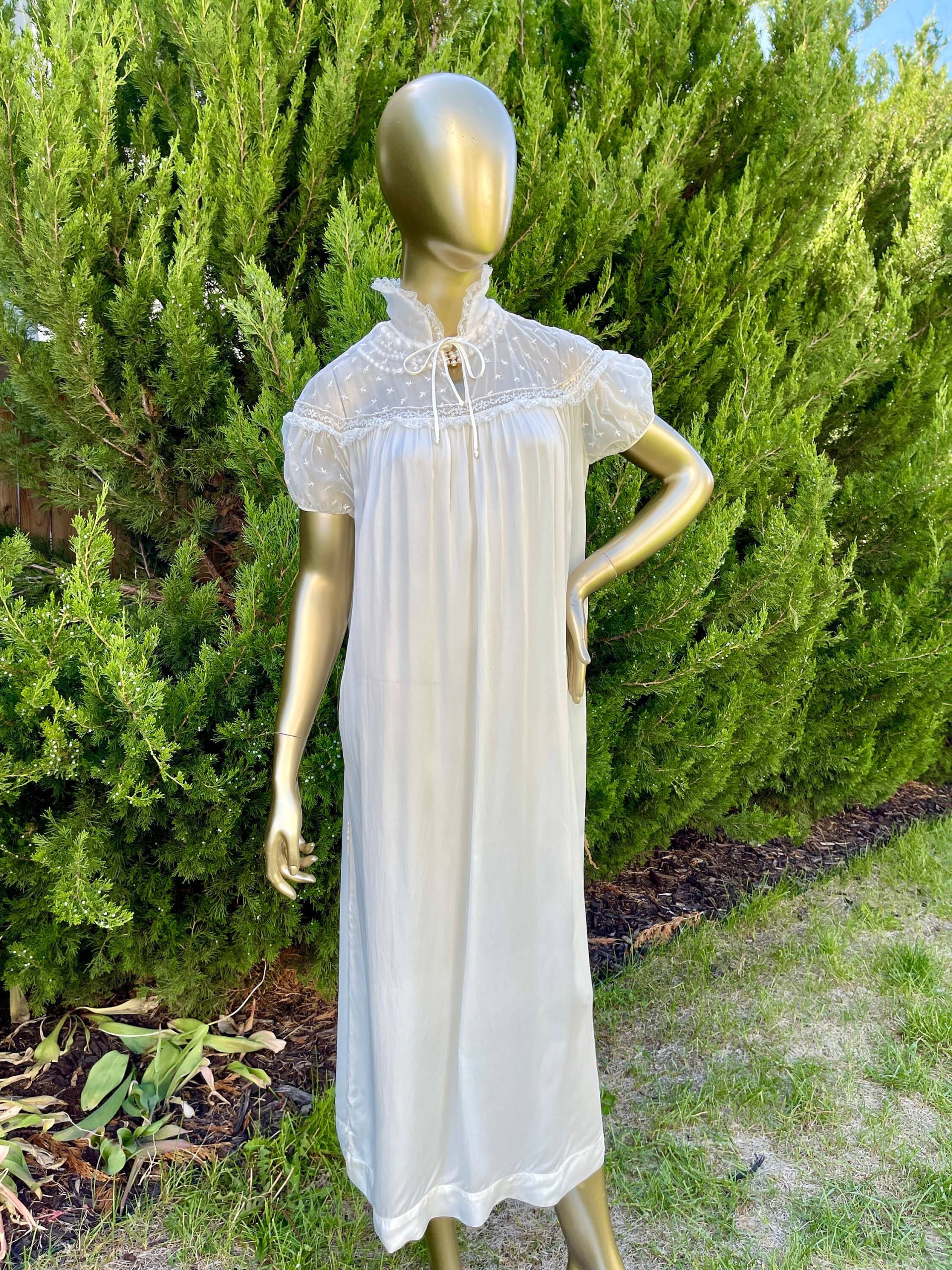 1970Er Jahre Baby Puppe Slip Kleid 1970Er Jahre Baby Puppe Slip Kleid von LivingABeautifulLife
