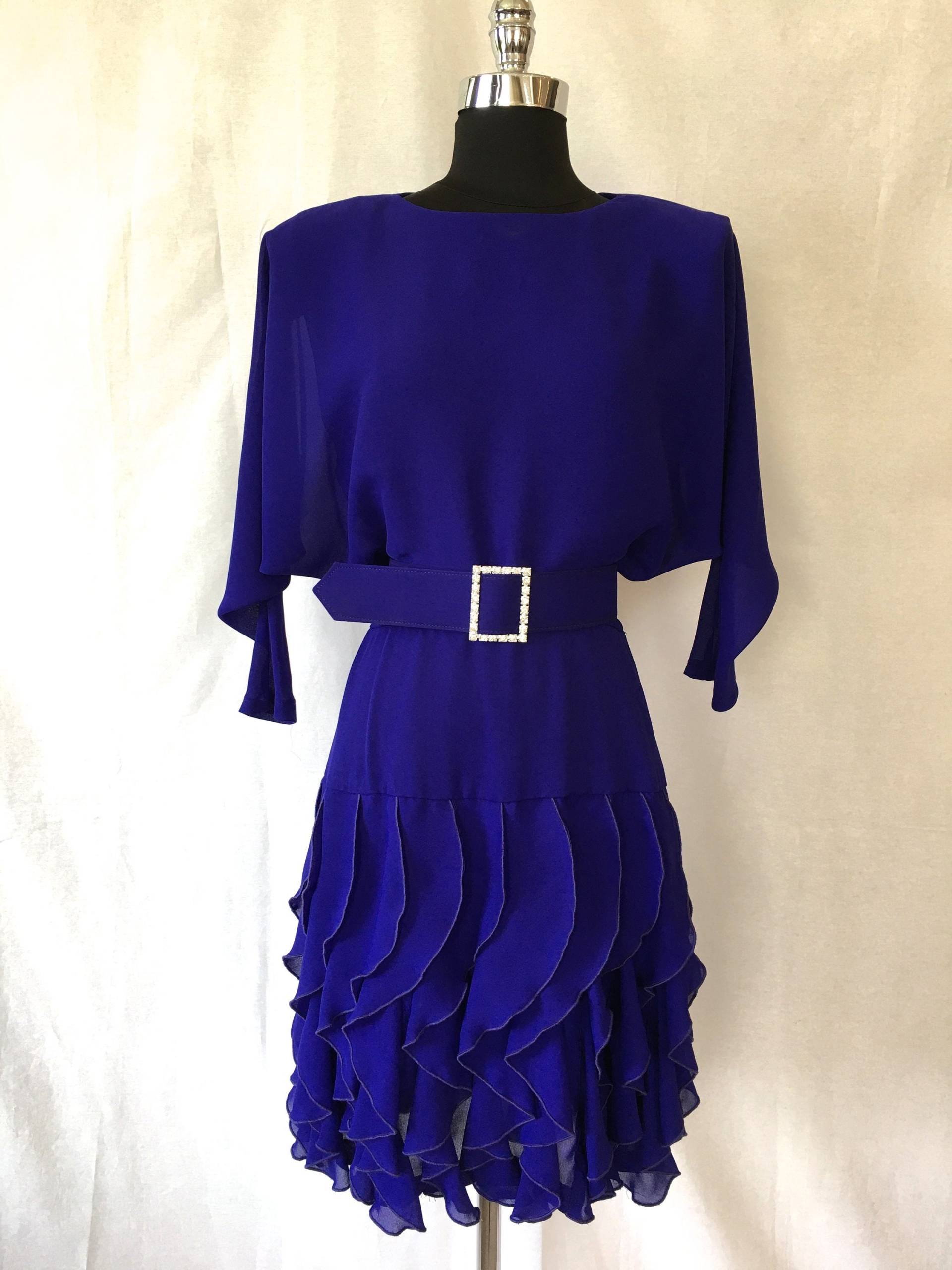 1980Er Jahre Lila Rüschenkleid Mit Fledermausärmeln 1980Er Jahre Lila Rüschenkleid Mit Fledermausärmeln von LivingABeautifulLife