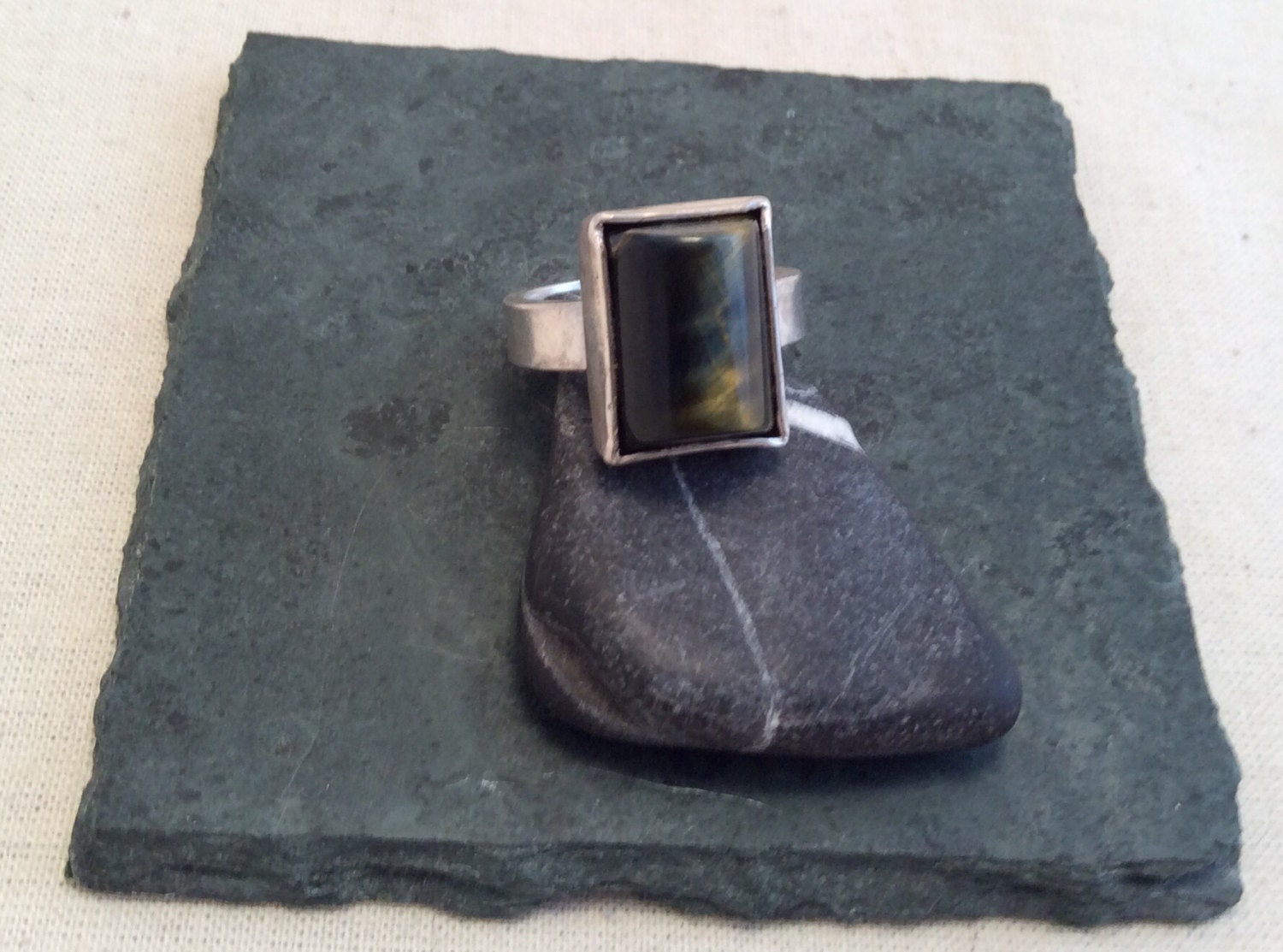 Rechteckige Grade "A" Blaue Tiger Eye Und Sterling Silber Ring von LivingJewellery